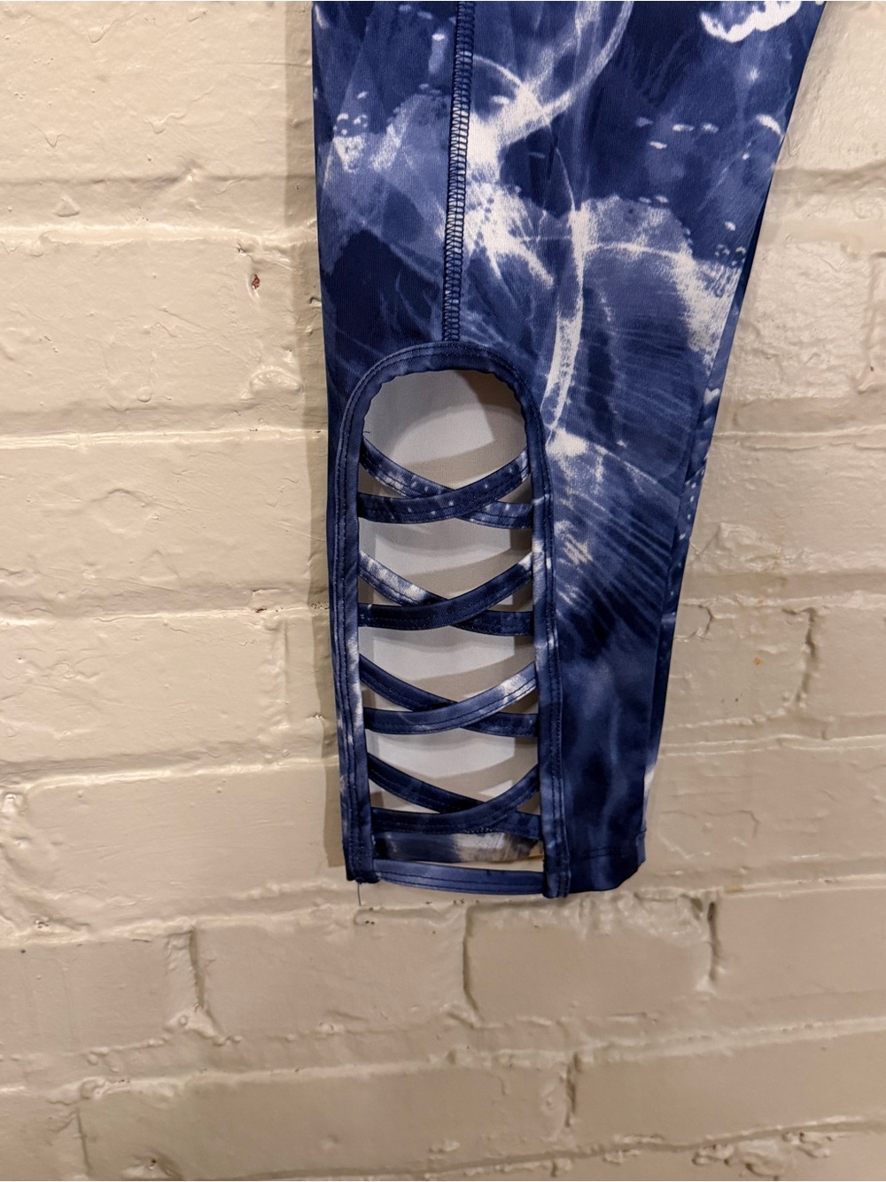 VOGO Athletica Jellyfish Cropped Leggings Strappy - Picture 3 of 4